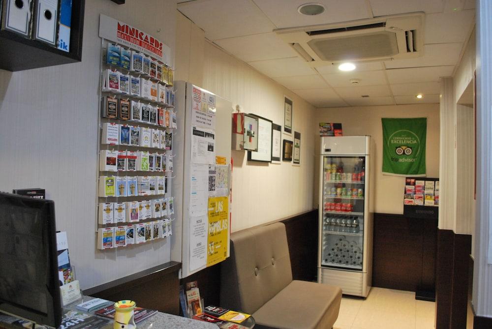 ברצלונה Hostal Las Flores Ramblas מראה חיצוני תמונה