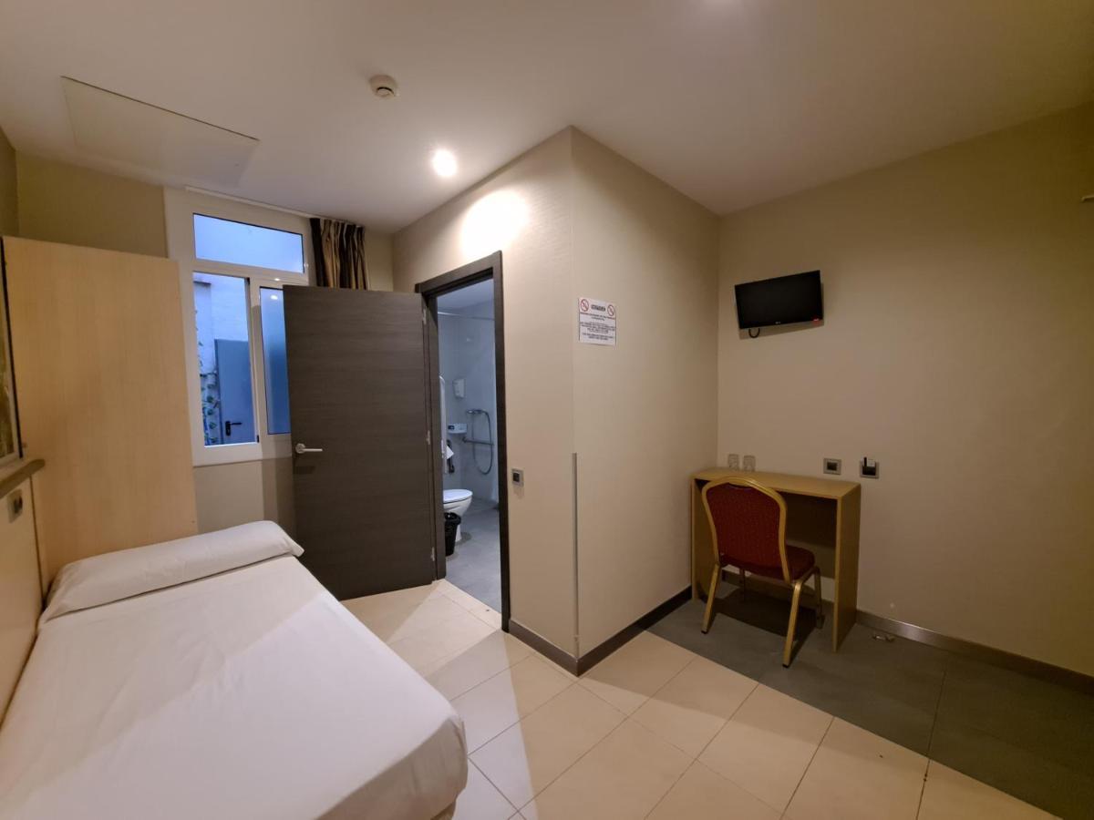 ברצלונה Hostal Las Flores Ramblas מראה חיצוני תמונה