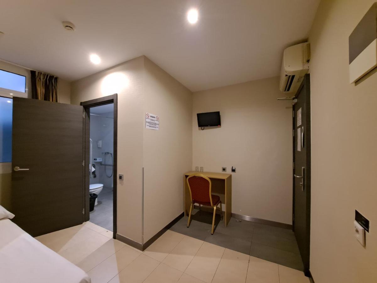 ברצלונה Hostal Las Flores Ramblas מראה חיצוני תמונה