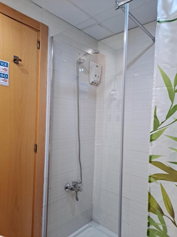 ברצלונה Hostal Las Flores Ramblas מראה חיצוני תמונה