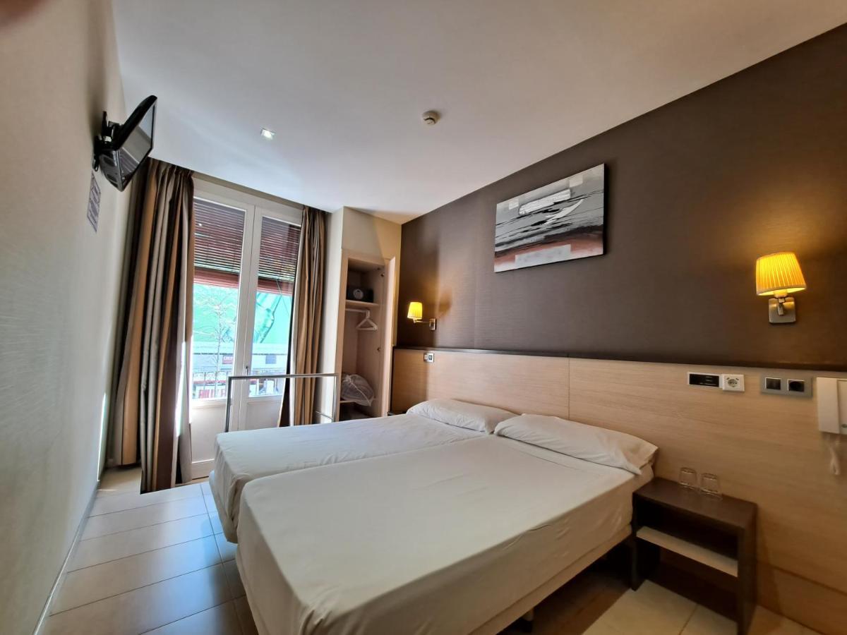 ברצלונה Hostal Las Flores Ramblas מראה חיצוני תמונה