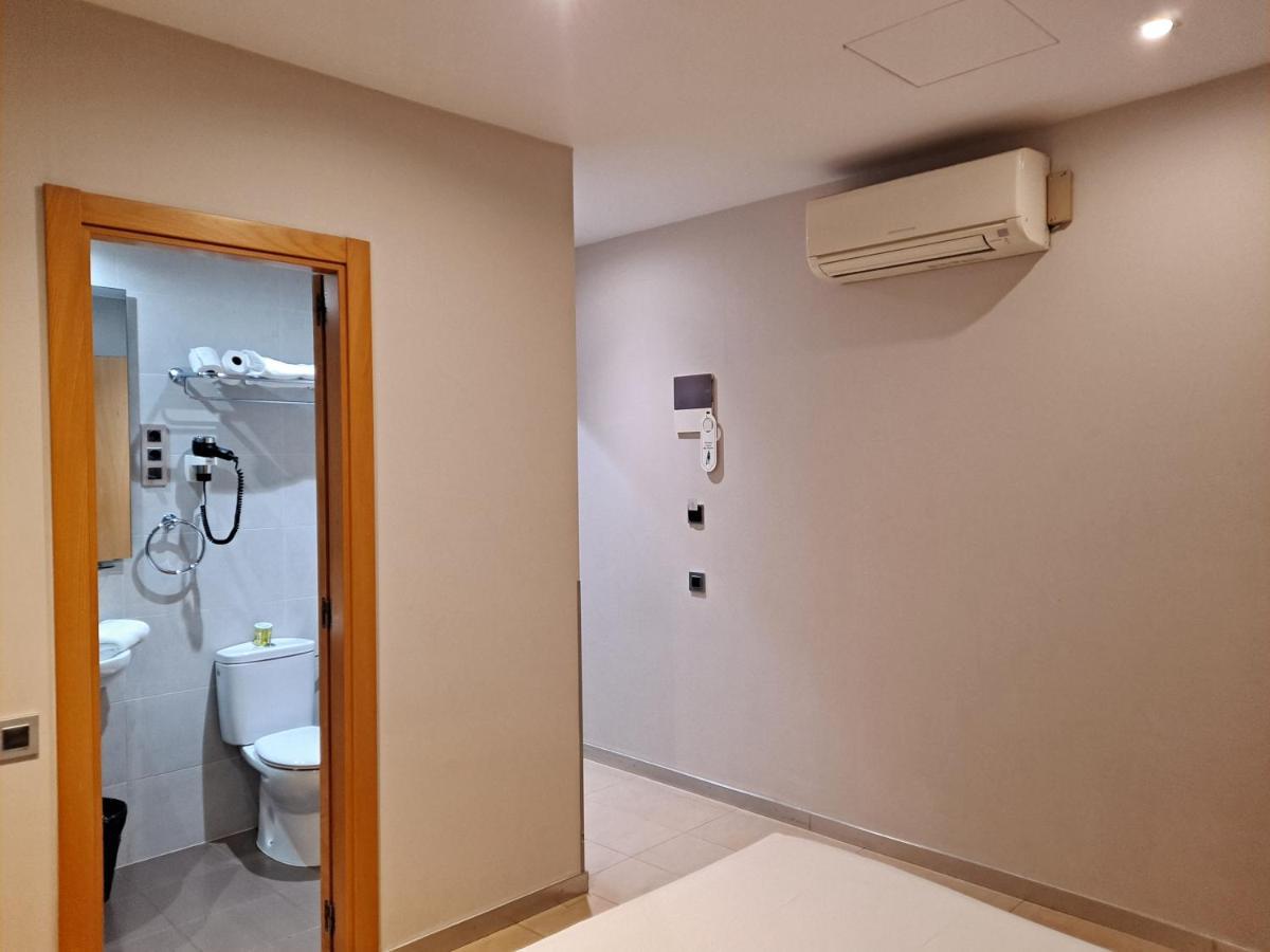 ברצלונה Hostal Las Flores Ramblas מראה חיצוני תמונה