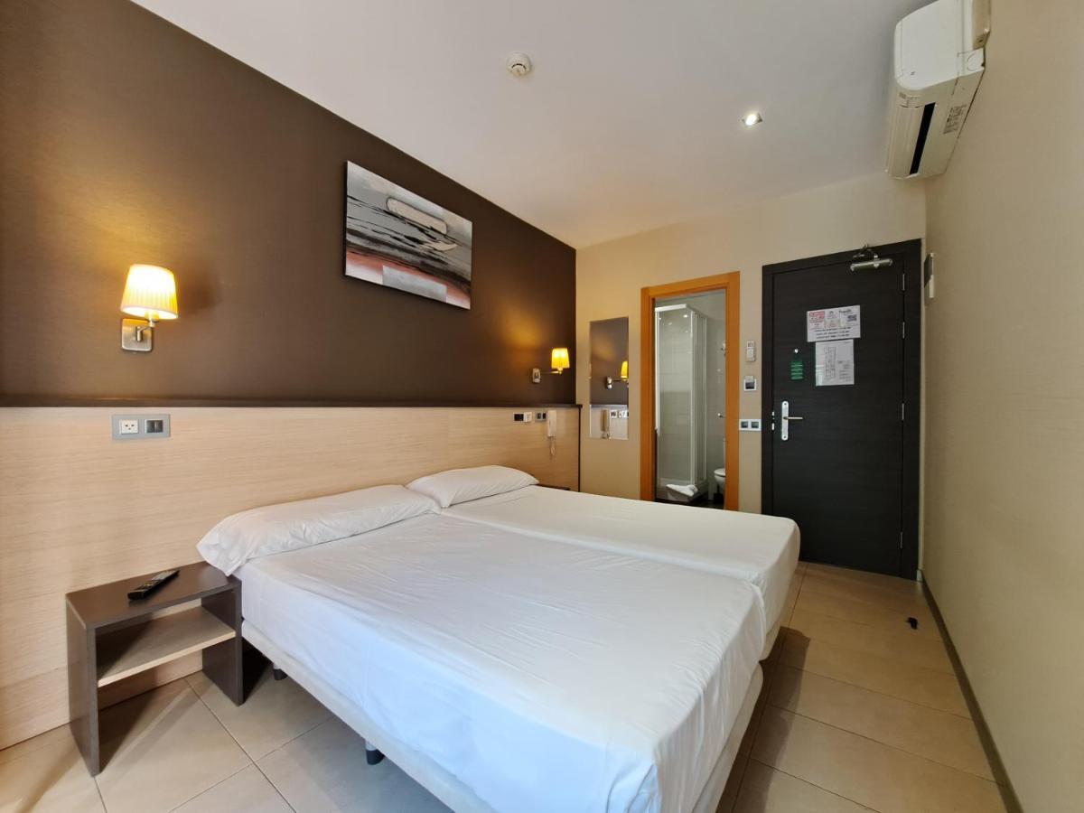 ברצלונה Hostal Las Flores Ramblas מראה חיצוני תמונה
