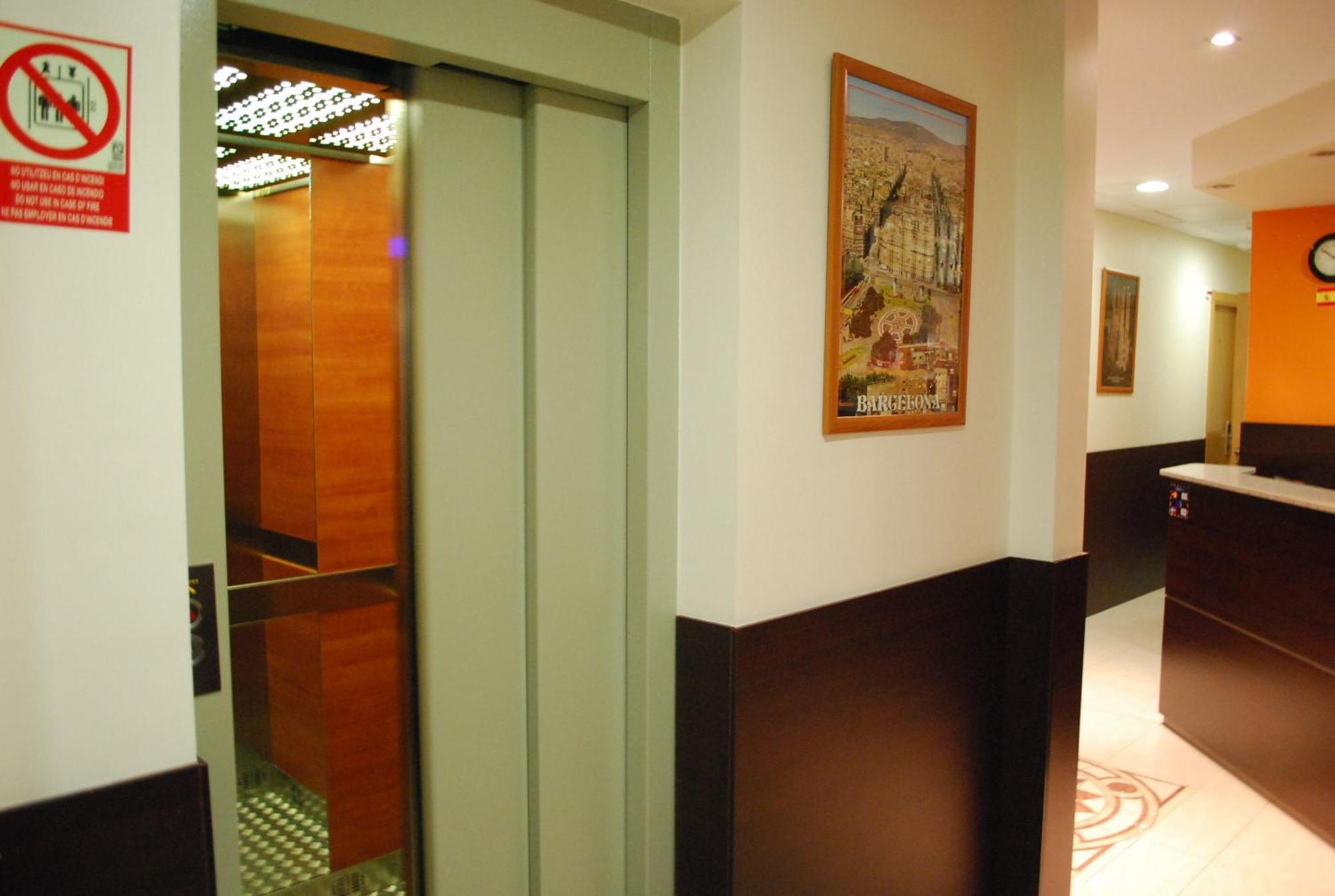 ברצלונה Hostal Las Flores Ramblas מראה חיצוני תמונה