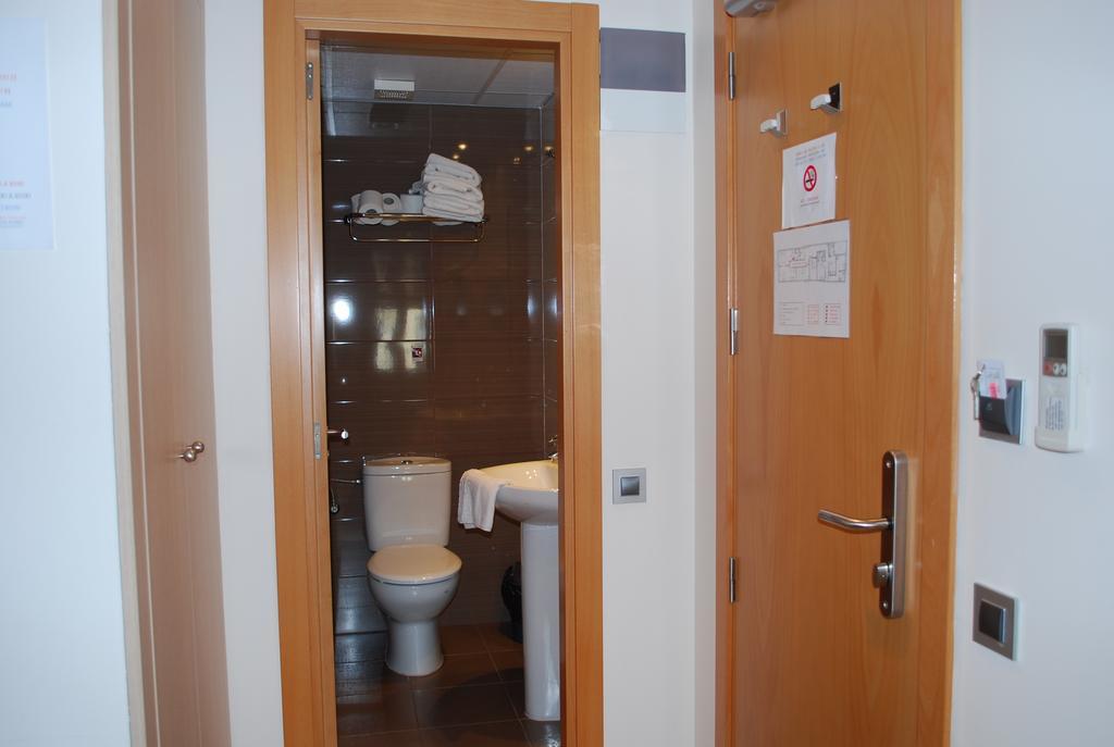 ברצלונה Hostal Las Flores Ramblas מראה חיצוני תמונה