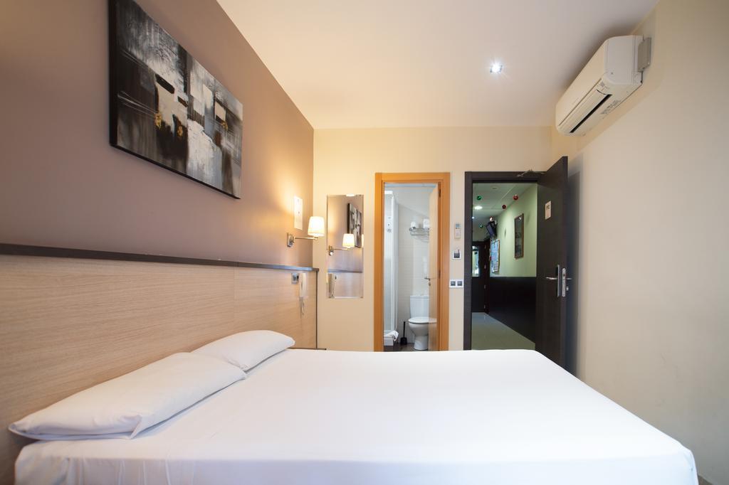 ברצלונה Hostal Las Flores Ramblas מראה חיצוני תמונה