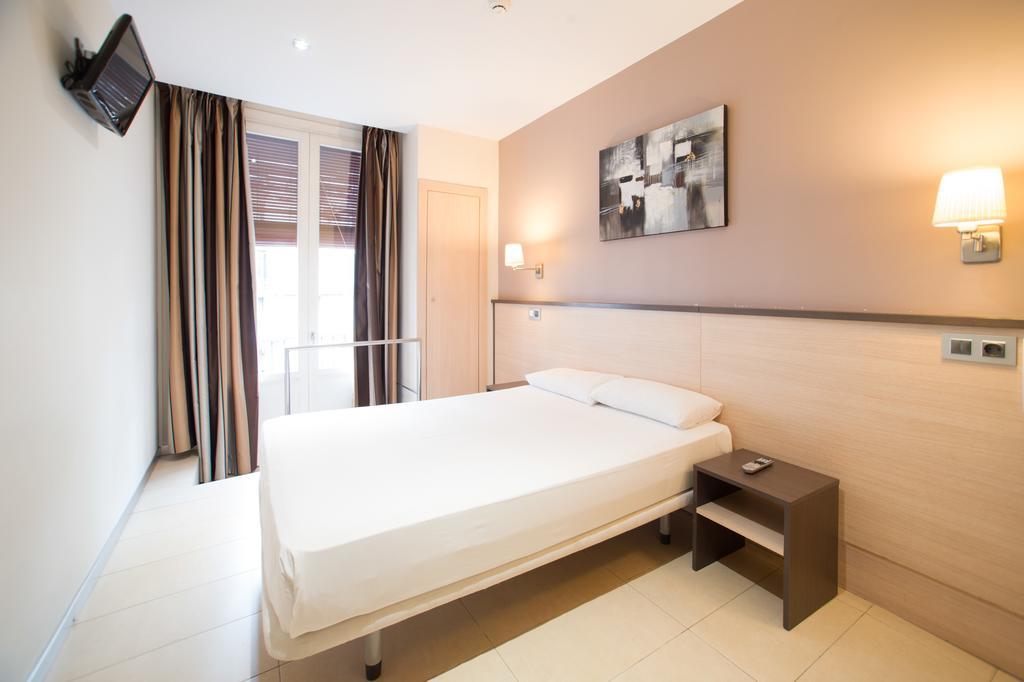 ברצלונה Hostal Las Flores Ramblas מראה חיצוני תמונה