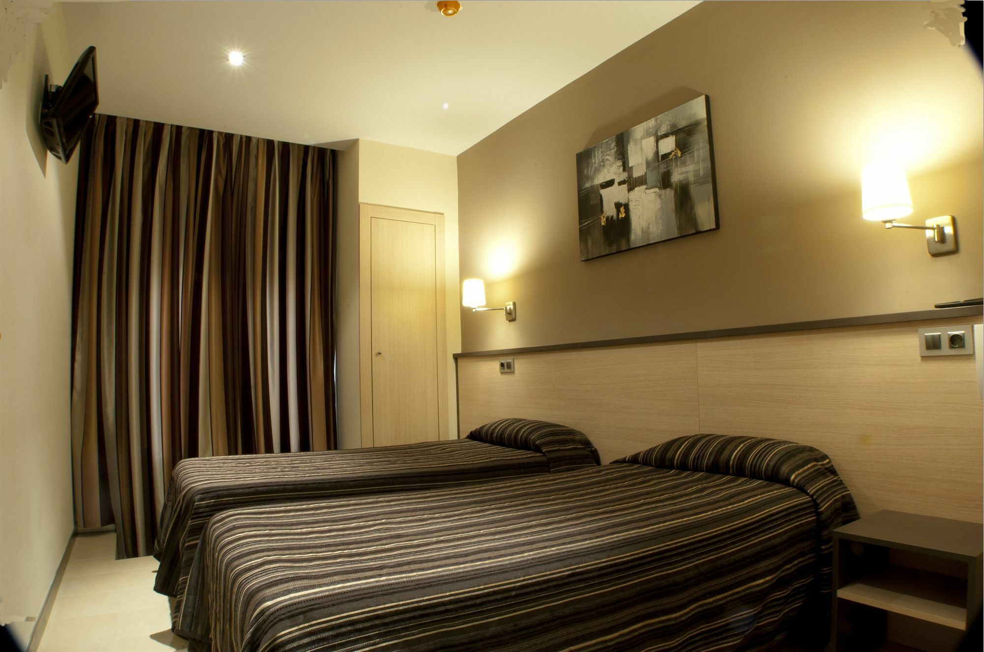 ברצלונה Hostal Las Flores Ramblas מראה חיצוני תמונה