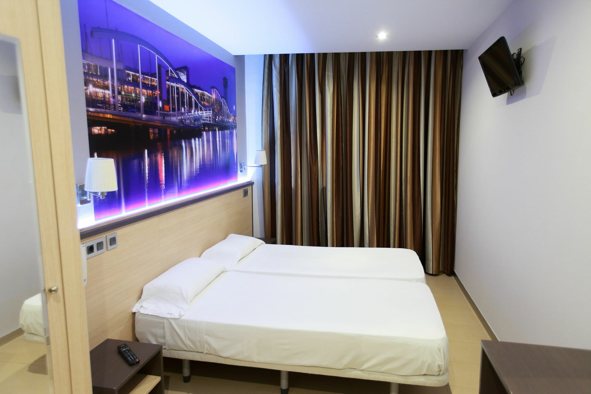 ברצלונה Hostal Las Flores Ramblas מראה חיצוני תמונה
