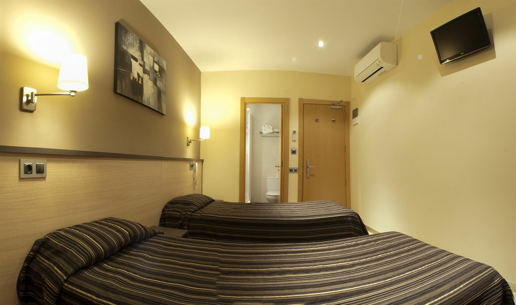 ברצלונה Hostal Las Flores Ramblas מראה חיצוני תמונה