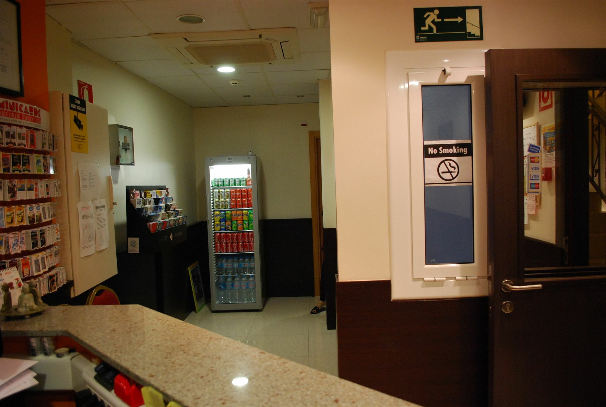 ברצלונה Hostal Las Flores Ramblas מראה חיצוני תמונה
